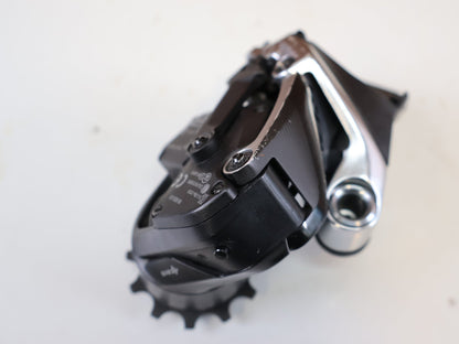 Schaltungsteile von Sram, SRAM RED ETAP AXS SCHALTWERK 12 FACH 33T CARBON KERAMIK LAGER vor USEDBIKES-OB.DE Hintergrund