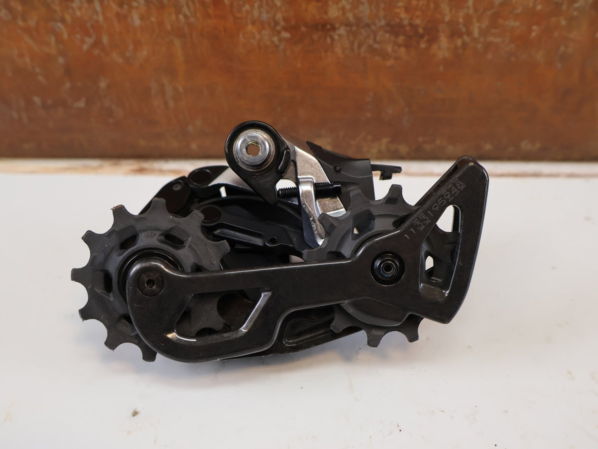 Schaltungsteile von Sram, SRAM RED ETAP AXS SCHALTWERK 12 FACH 33T CARBON KERAMIK LAGER vor USEDBIKES-OB.DE Hintergrund