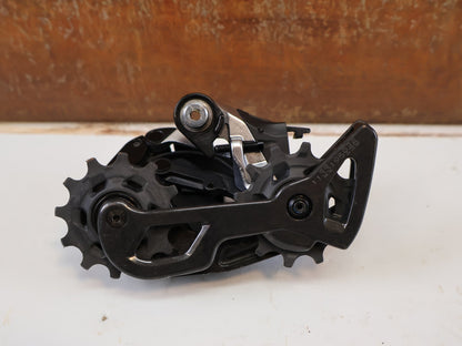Schaltungsteile von Sram, SRAM RED ETAP AXS SCHALTWERK 12 FACH 33T CARBON KERAMIK LAGER vor USEDBIKES-OB.DE Hintergrund