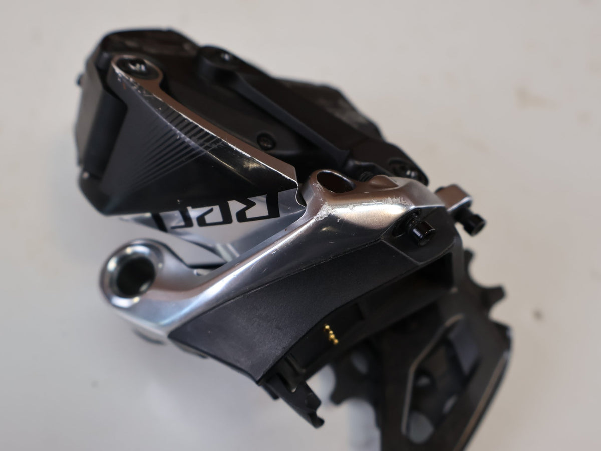 Schaltungsteile von Sram, SRAM RED ETAP AXS SCHALTWERK 12 FACH 33T CARBON KERAMIK LAGER vor USEDBIKES-OB.DE Hintergrund