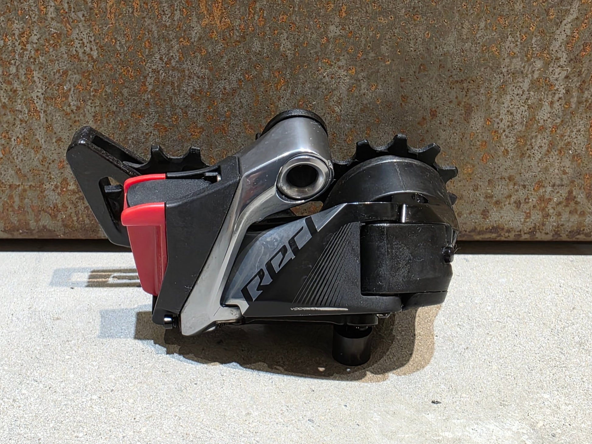 Schaltungsteile von Sram, SRAM RED ETAP AXS SCHALTWERK 12 FACH D1 / 33T vor USEDBIKES - OB.DE Hintergrund