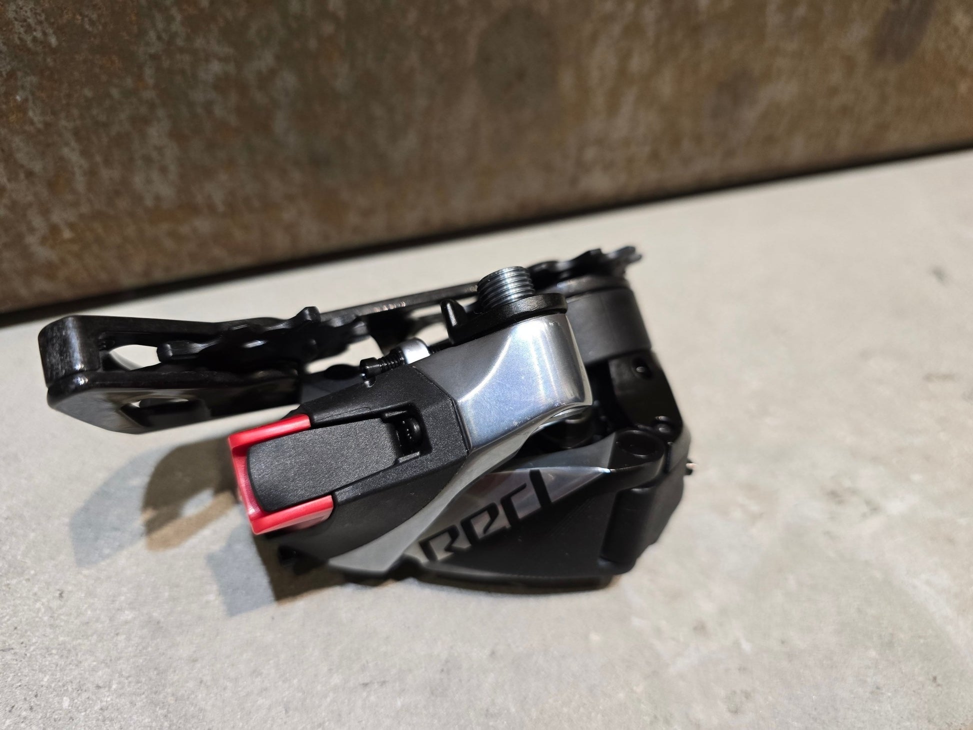 Schaltungsteile von Sram, SRAM RED ETAP AXS SCHALTWERK 12 FACH D1 / 33T in variant_title vor USEDBIKES - OB.DE Hintergrund