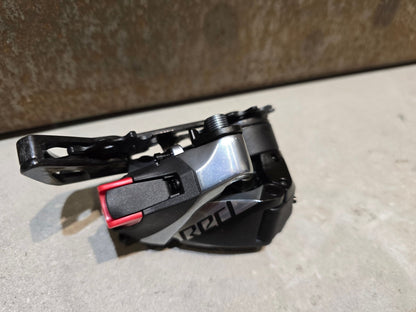 Schaltungsteile von Sram, SRAM RED ETAP AXS SCHALTWERK 12 FACH D1 / 33T in variant_title vor USEDBIKES - OB.DE Hintergrund