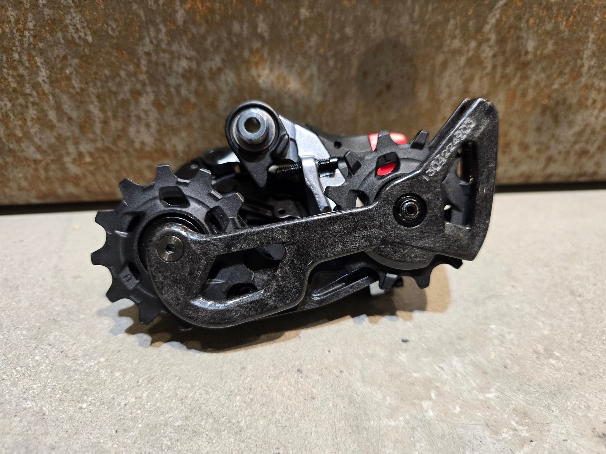 Schaltungsteile von Sram, SRAM RED ETAP AXS SCHALTWERK 12 FACH D1 / 33T in variant_title vor USEDBIKES - OB.DE Hintergrund