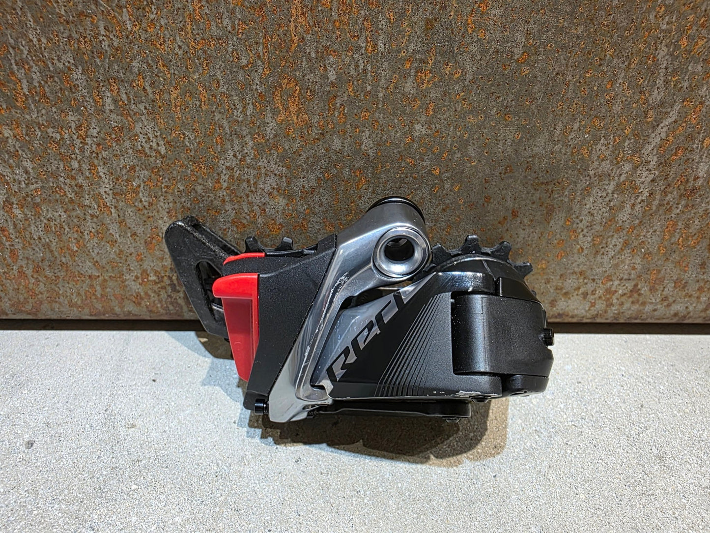 Schaltungsteile von Sram, SRAM RED ETAP AXS SCHALTWERK 12 FACH D1 / 33T vor USEDBIKES - OB.DE Hintergrund