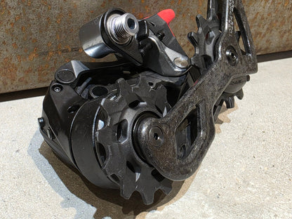 Schaltungsteile von Sram, SRAM RED ETAP AXS SCHALTWERK 12 FACH D1 / 33T vor USEDBIKES - OB.DE Hintergrund