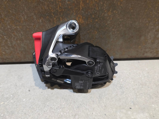 Schaltungsteile von Sram, SRAM RED ETAP AXS SCHALTWERK 12 FACH D1 / 33T vor USEDBIKES - OB.DE Hintergrund