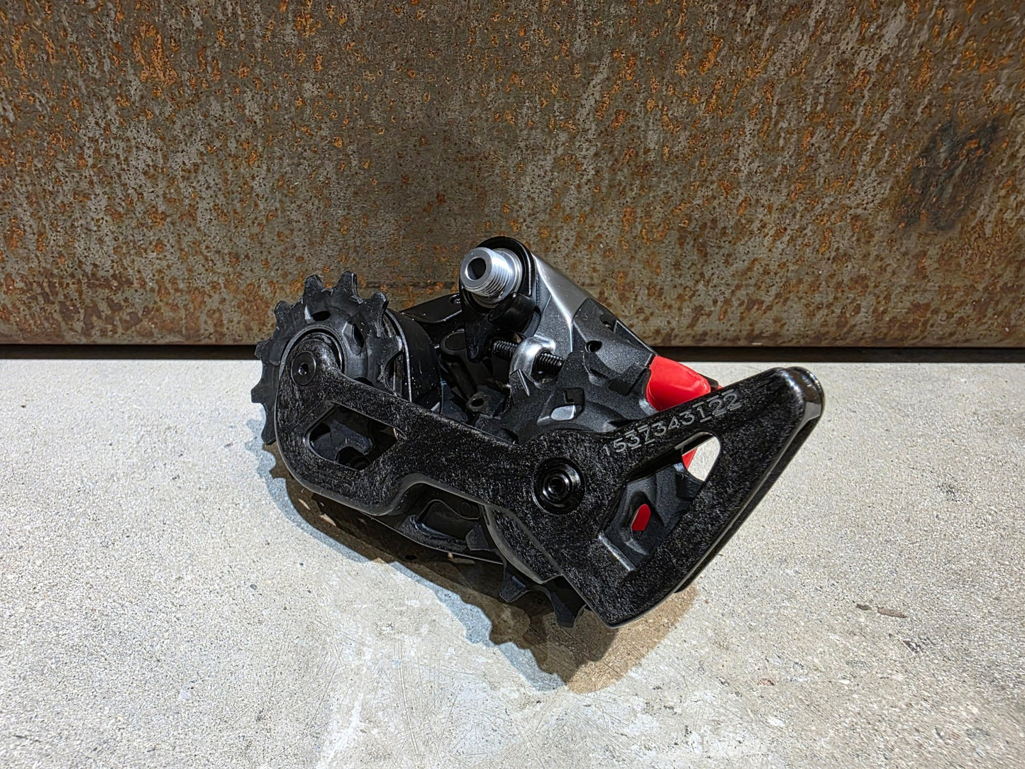 Schaltungsteile von Sram, SRAM RED ETAP AXS SCHALTWERK 12 FACH D1 / 33T vor USEDBIKES - OB.DE Hintergrund