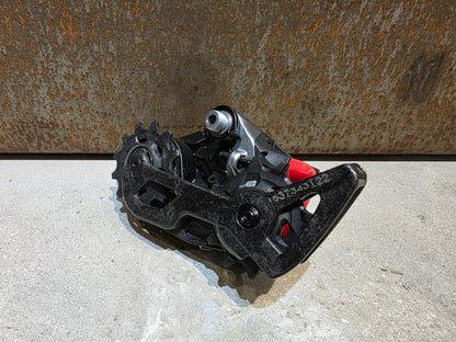 Schaltungsteile von Sram, SRAM RED ETAP AXS SCHALTWERK 12 FACH D1 / 33T vor USEDBIKES - OB.DE Hintergrund