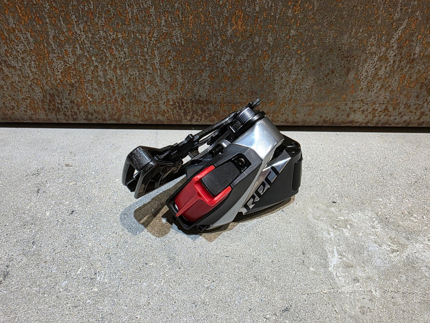 Schaltungsteile von Sram, SRAM RED ETAP AXS SCHALTWERK 12 FACH D1 / 33T vor USEDBIKES - OB.DE Hintergrund