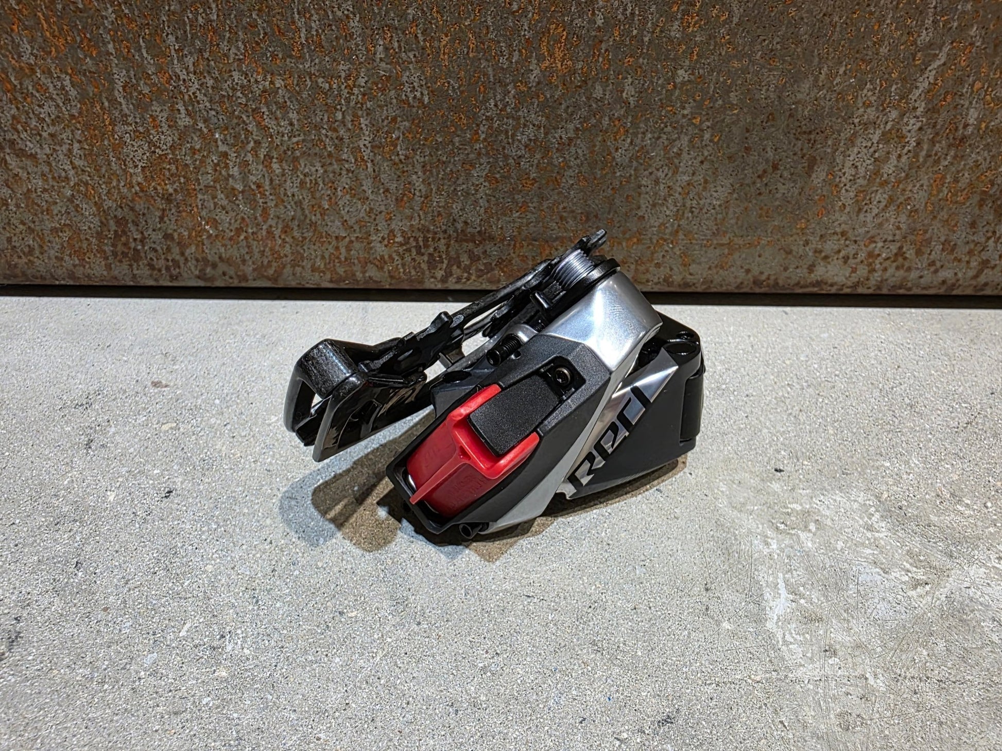 Schaltungsteile von Sram, SRAM RED ETAP AXS SCHALTWERK 12 FACH D1 / 33T vor USEDBIKES - OB.DE Hintergrund