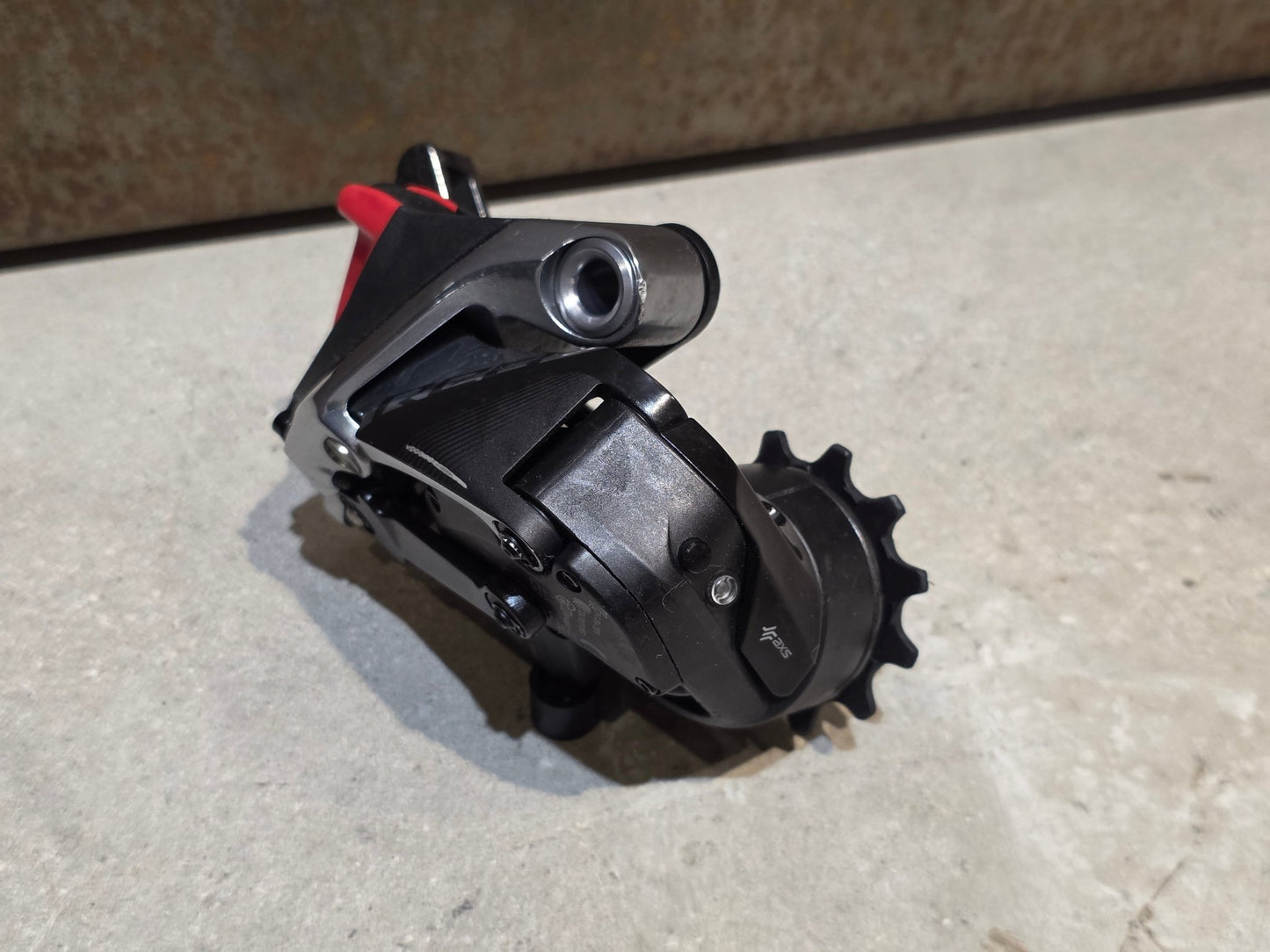 Schaltungsteile von Sram, SRAM RED ETAP AXS SCHALTWERK 12 FACH D1 / 33T vor USEDBIKES - OB.DE Hintergrund