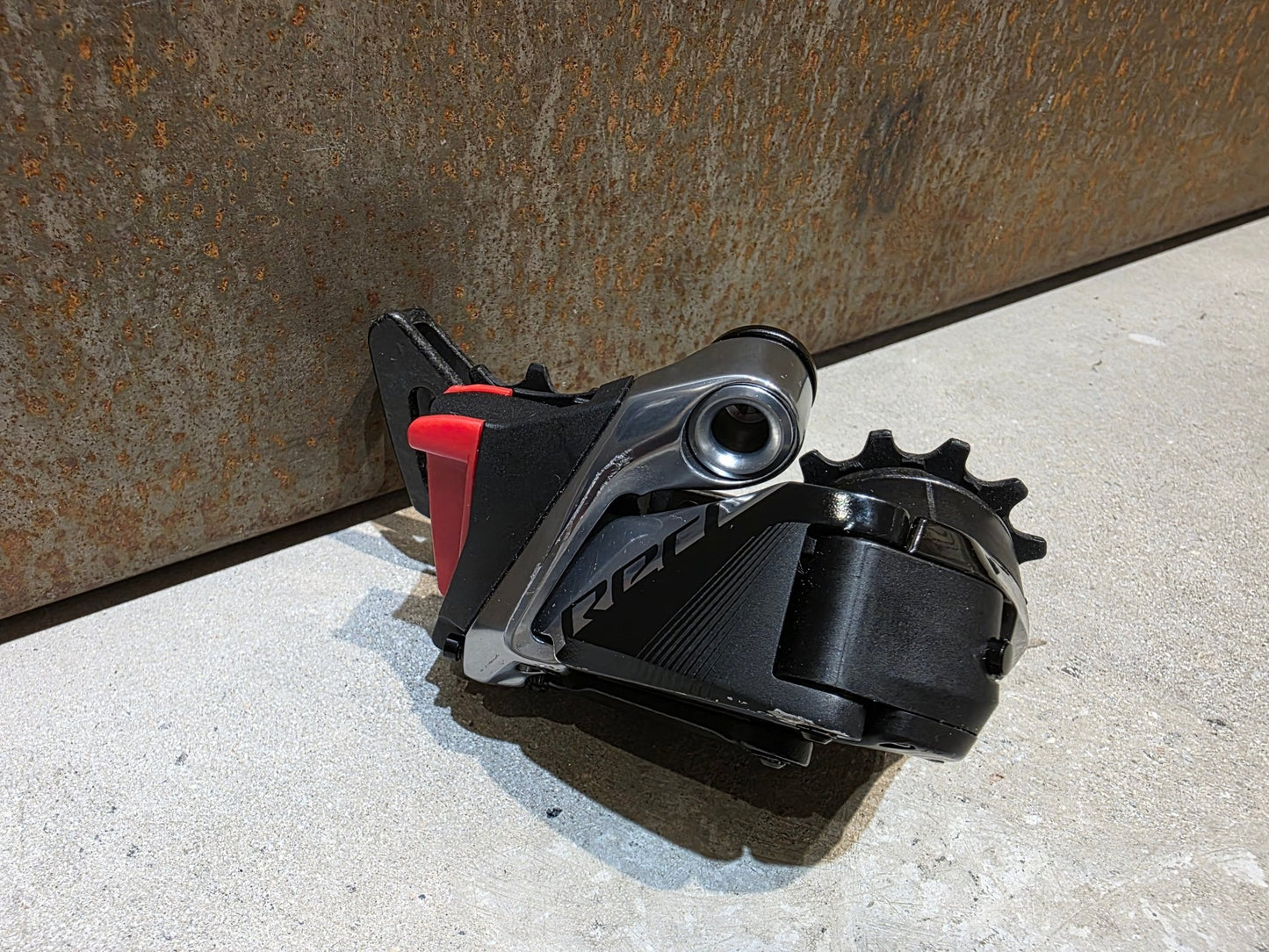 Schaltungsteile von Sram, SRAM RED ETAP AXS SCHALTWERK 12 FACH D1 / 33T vor USEDBIKES - OB.DE Hintergrund