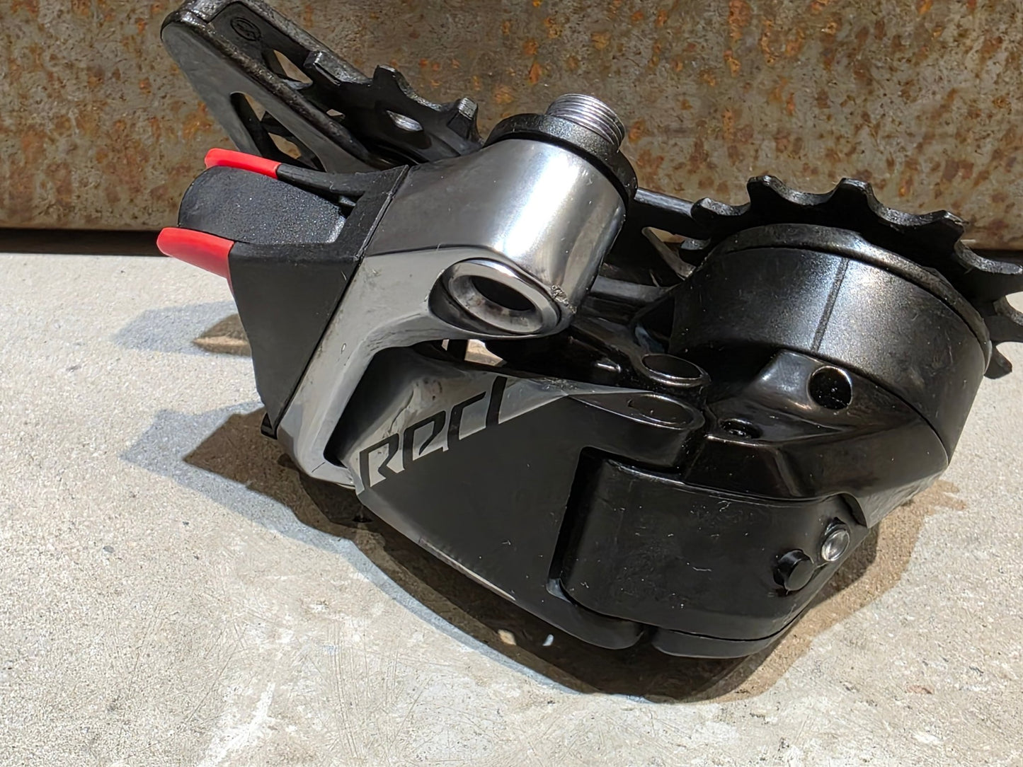 Schaltungsteile von Sram, SRAM RED ETAP AXS SCHALTWERK 12 FACH D1 / 33T vor USEDBIKES - OB.DE Hintergrund