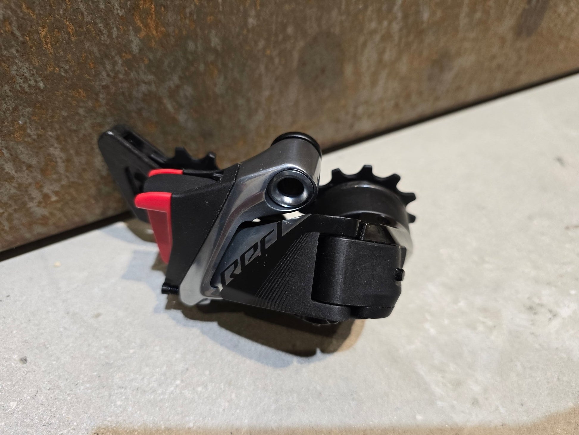 Schaltungsteile von Sram, SRAM RED ETAP AXS SCHALTWERK 12 FACH D1 / 33T in variant_title vor USEDBIKES - OB.DE Hintergrund