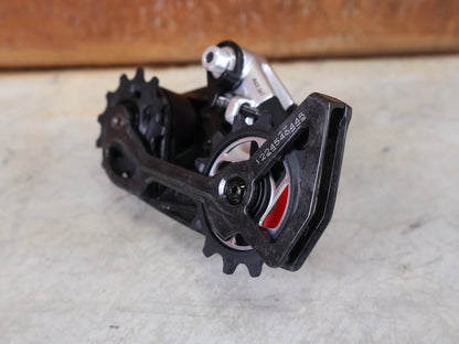 Schaltungsteile von Sram, SRAM RED ETAP AXS SCHALTWERK E1 / 12 - FACH – MAX. 36T – WIRELESS vor USEDBIKES - OB.DE Hintergrund