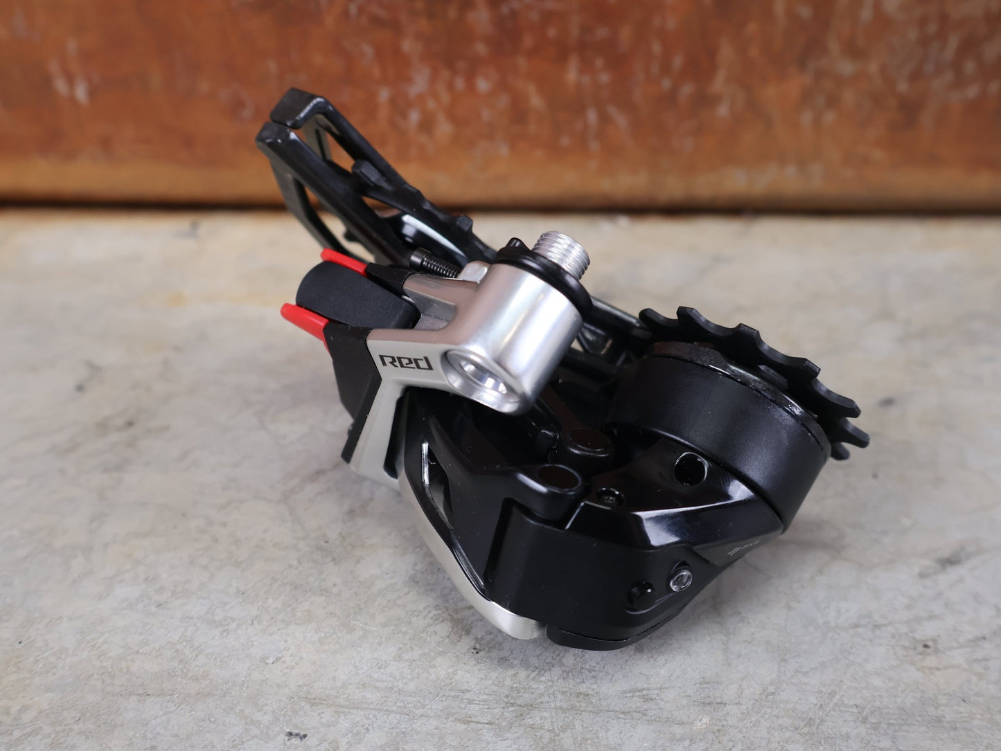 Schaltungsteile von Sram, SRAM RED ETAP AXS SCHALTWERK E1 / 12 - FACH – MAX. 36T – WIRELESS vor USEDBIKES - OB.DE Hintergrund