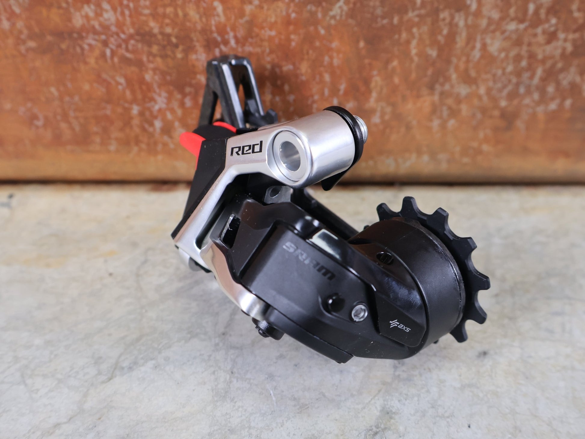 Schaltungsteile von Sram, SRAM RED ETAP AXS SCHALTWERK E1 / 12 - FACH – MAX. 36T – WIRELESS vor USEDBIKES - OB.DE Hintergrund