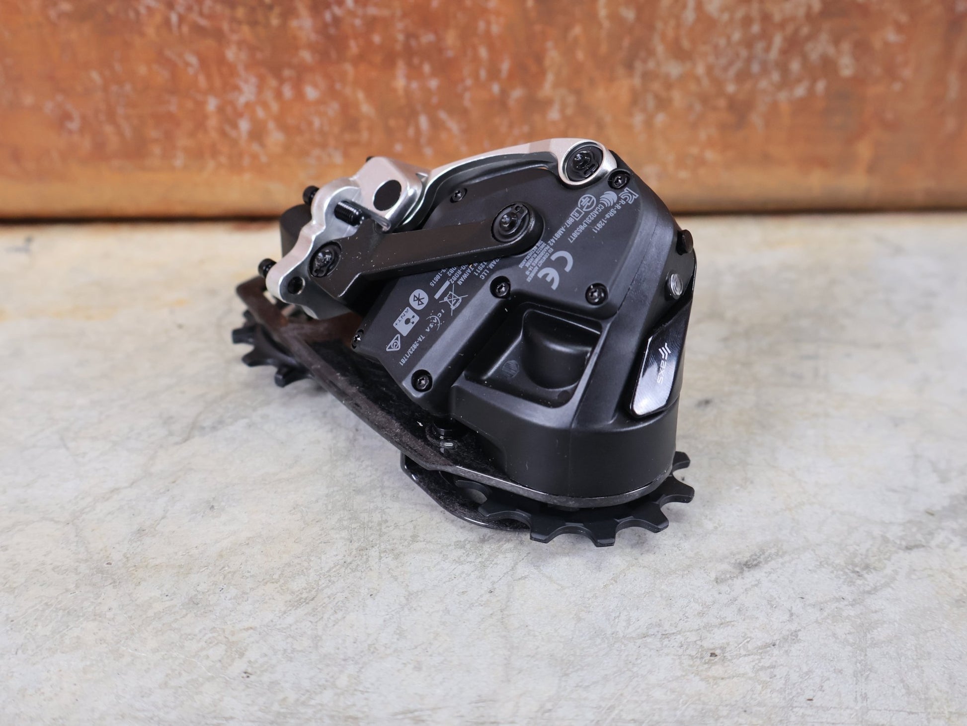 Schaltungsteile von Sram, SRAM RED ETAP AXS SCHALTWERK E1 / 12 - FACH – MAX. 36T – WIRELESS vor USEDBIKES - OB.DE Hintergrund