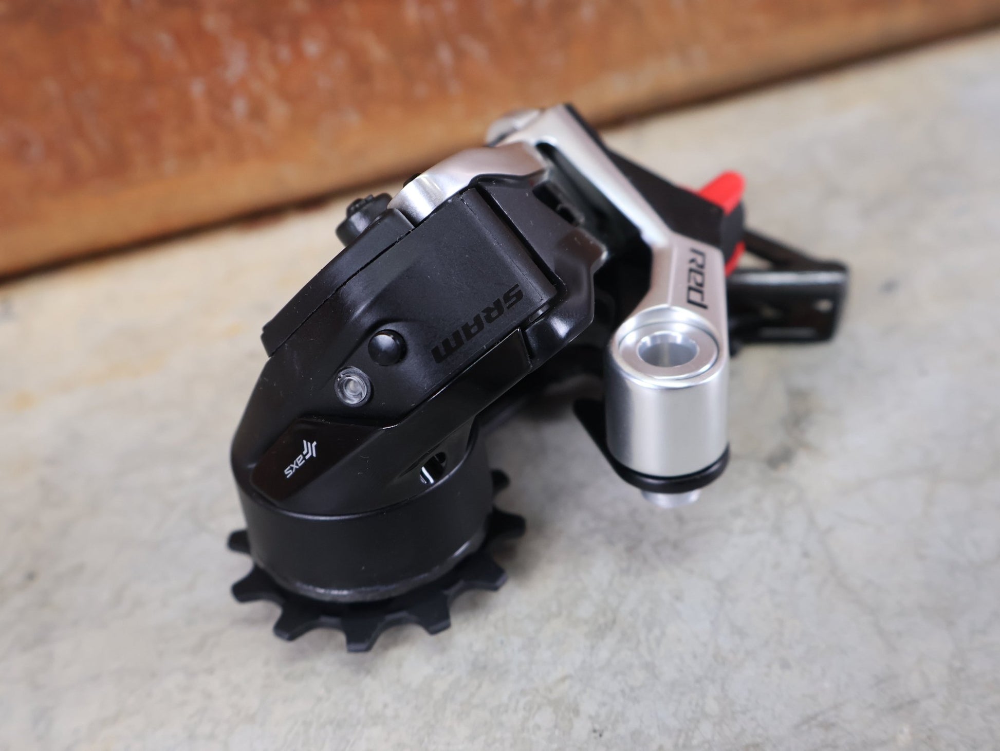 Schaltungsteile von Sram, SRAM RED ETAP AXS SCHALTWERK E1 / 12 - FACH – MAX. 36T – WIRELESS vor USEDBIKES - OB.DE Hintergrund