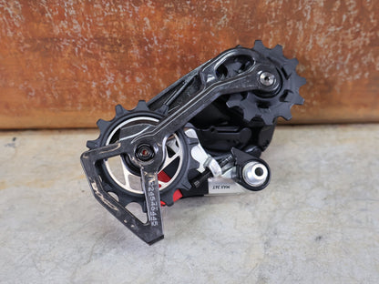 Schaltungsteile von Sram, SRAM RED ETAP AXS SCHALTWERK E1 / 12 - FACH – MAX. 36T – WIRELESS vor USEDBIKES - OB.DE Hintergrund