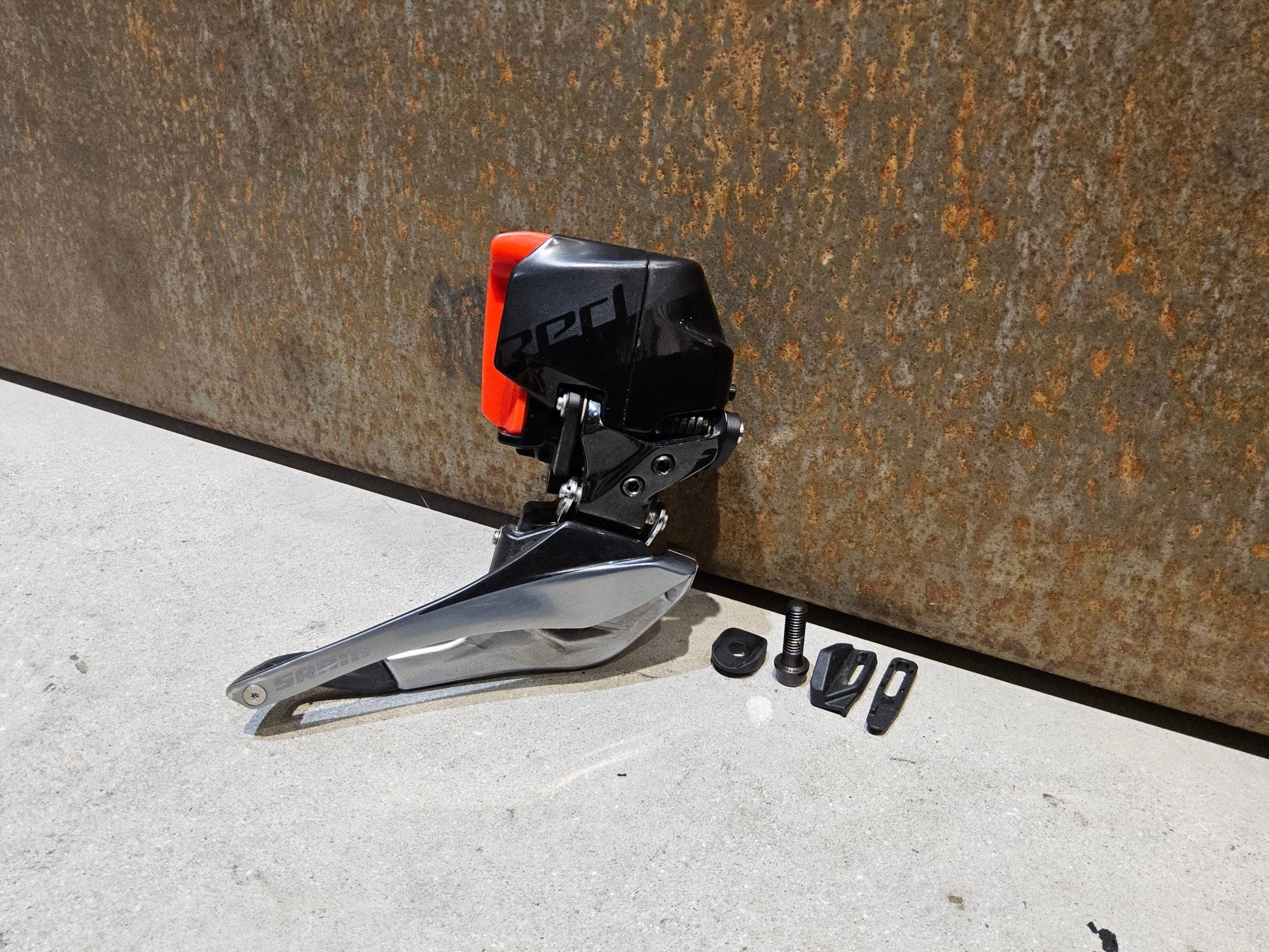 Schaltungsteile von Sram, SRAM RED ETAP AXS UMWERFER 12 FACH vor USEDBIKES - OB.DE Hintergrund