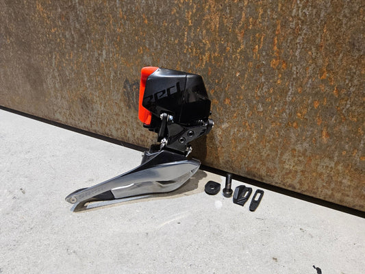 Schaltungsteile von Sram, SRAM RED ETAP AXS UMWERFER 12 FACH vor USEDBIKES - OB.DE Hintergrund