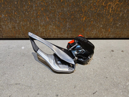 Schaltungsteile von Sram, SRAM RED ETAP AXS UMWERFER 12 FACH vor USEDBIKES - OB.DE Hintergrund
