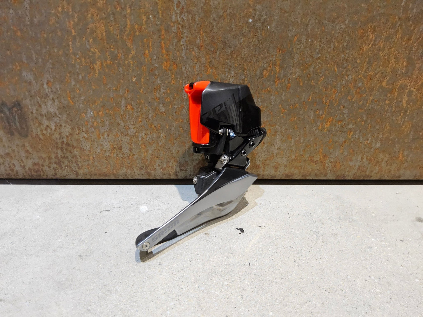 Schaltungsteile von Sram, SRAM RED ETAP AXS UMWERFER 12 FACH vor USEDBIKES - OB.DE Hintergrund