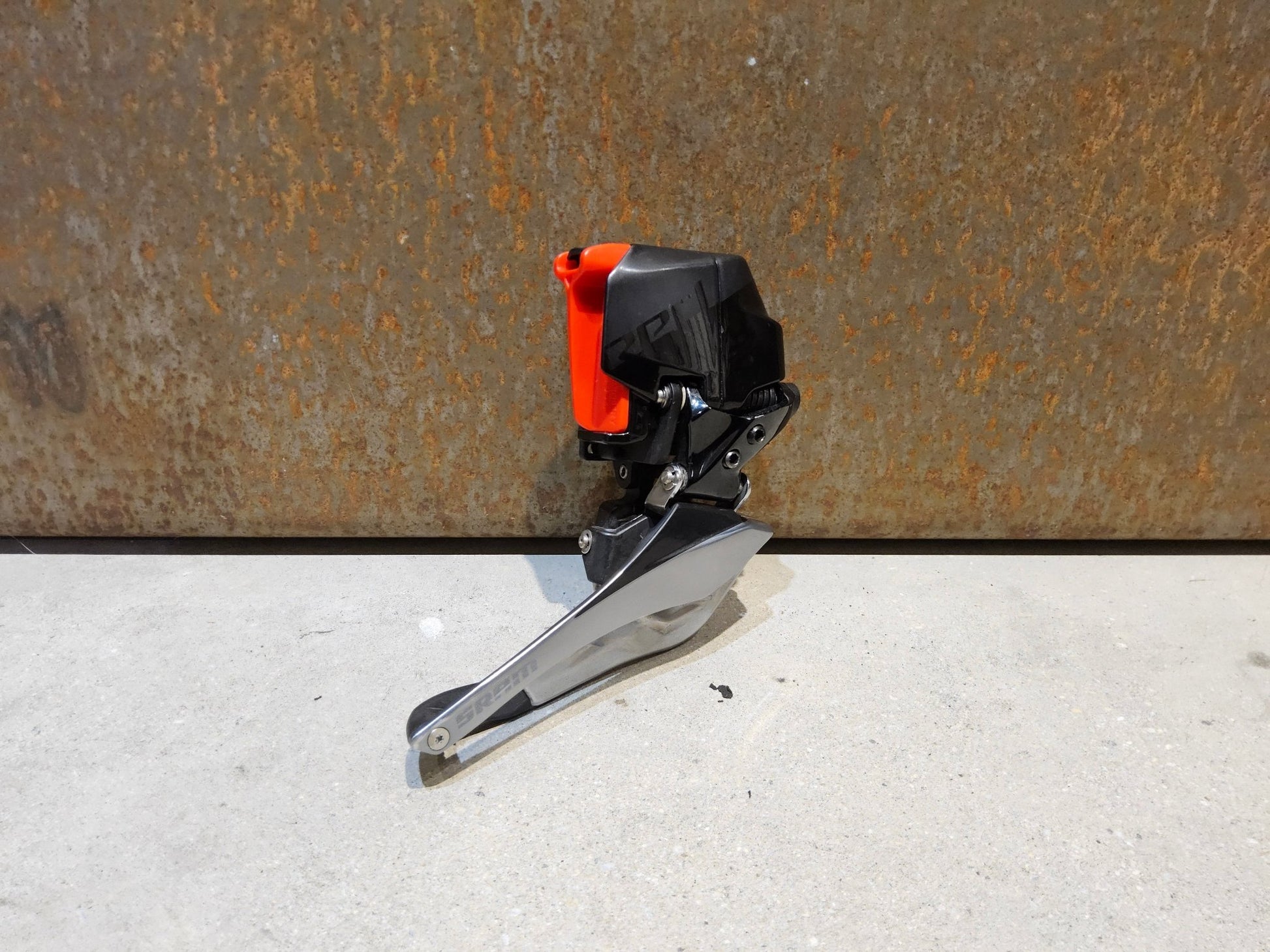 Schaltungsteile von Sram, SRAM RED ETAP AXS UMWERFER 12 FACH vor USEDBIKES - OB.DE Hintergrund