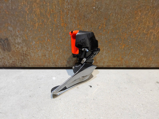 Schaltungsteile von Sram, SRAM RED ETAP AXS UMWERFER 12 FACH vor USEDBIKES - OB.DE Hintergrund