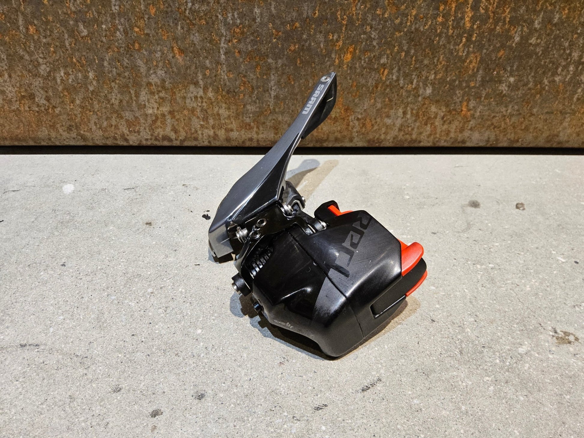 Schaltungsteile von Sram, SRAM RED ETAP AXS UMWERFER 12 FACH vor USEDBIKES - OB.DE Hintergrund