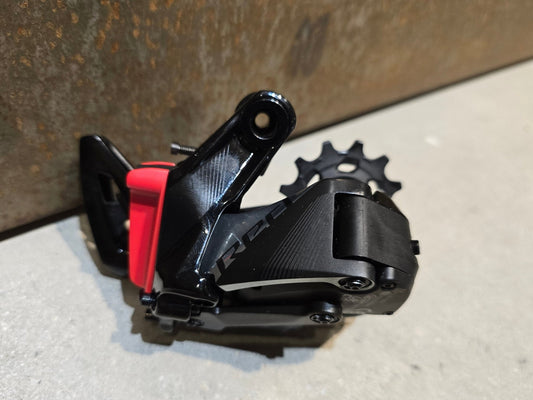 Schaltungsteile von Sram, SRAM RED ETAP AXS XPLR SCHALTWERK 12 FACH vor USEDBIKES - OB.DE Hintergrund