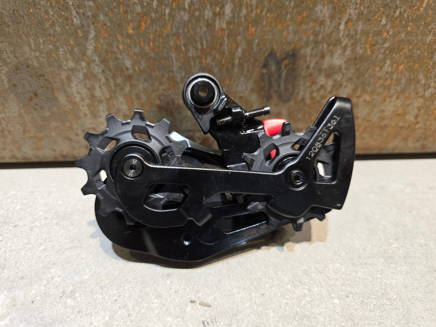 Schaltungsteile von Sram, SRAM RED ETAP AXS XPLR SCHALTWERK 12 FACH vor USEDBIKES - OB.DE Hintergrund