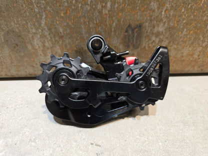 Schaltungsteile von Sram, SRAM RED ETAP AXS XPLR SCHALTWERK 12 FACH vor USEDBIKES - OB.DE Hintergrund