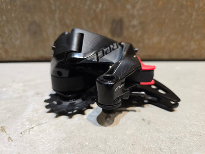 Schaltungsteile von Sram, SRAM RED ETAP AXS XPLR SCHALTWERK 12 FACH vor USEDBIKES - OB.DE Hintergrund