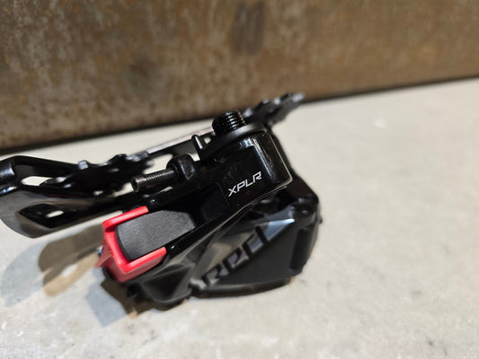 Schaltungsteile von Sram, SRAM RED ETAP AXS XPLR SCHALTWERK 12 FACH vor USEDBIKES - OB.DE Hintergrund