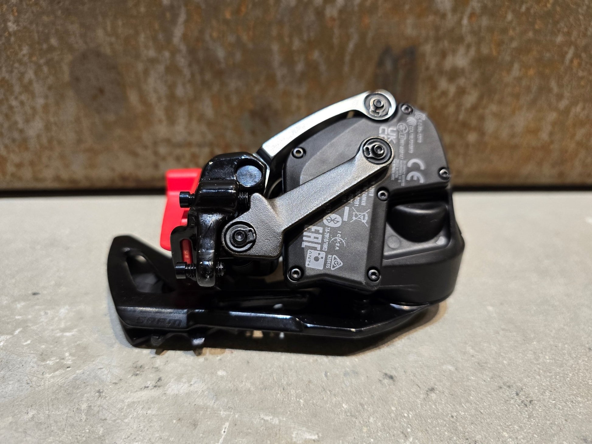 Schaltungsteile von Sram, SRAM RED ETAP AXS XPLR SCHALTWERK 12 FACH vor USEDBIKES - OB.DE Hintergrund