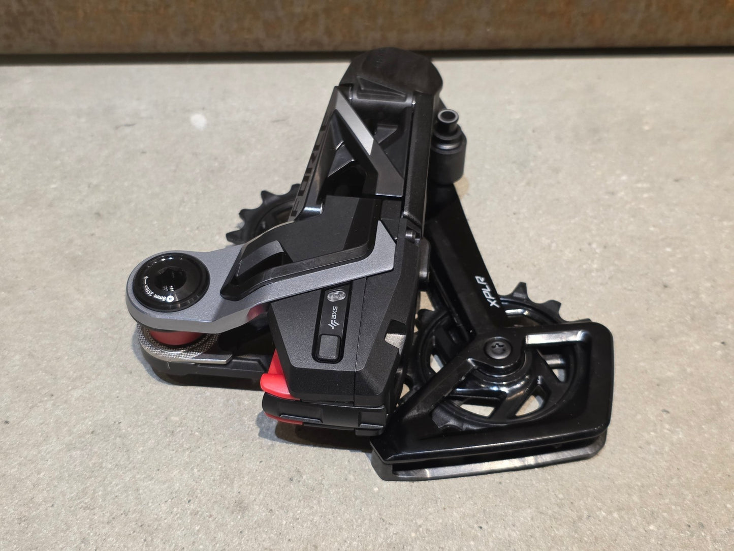 Schaltungsteile von Sram, SRAM RED ETAP AXS XPLR SCHALTWERK E1 13 FACH vor USEDBIKES - OB.DE Hintergrund