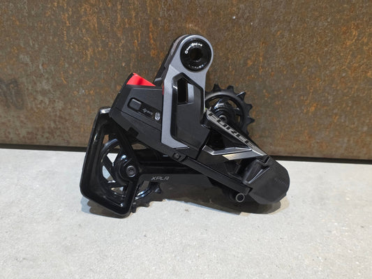 Schaltungsteile von Sram, SRAM RED ETAP AXS XPLR SCHALTWERK E1 13 FACH vor USEDBIKES - OB.DE Hintergrund