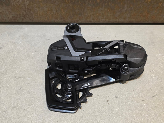 Schaltungsteile von Sram, SRAM RED ETAP AXS XPLR SCHALTWERK E1 13 FACH vor USEDBIKES - OB.DE Hintergrund