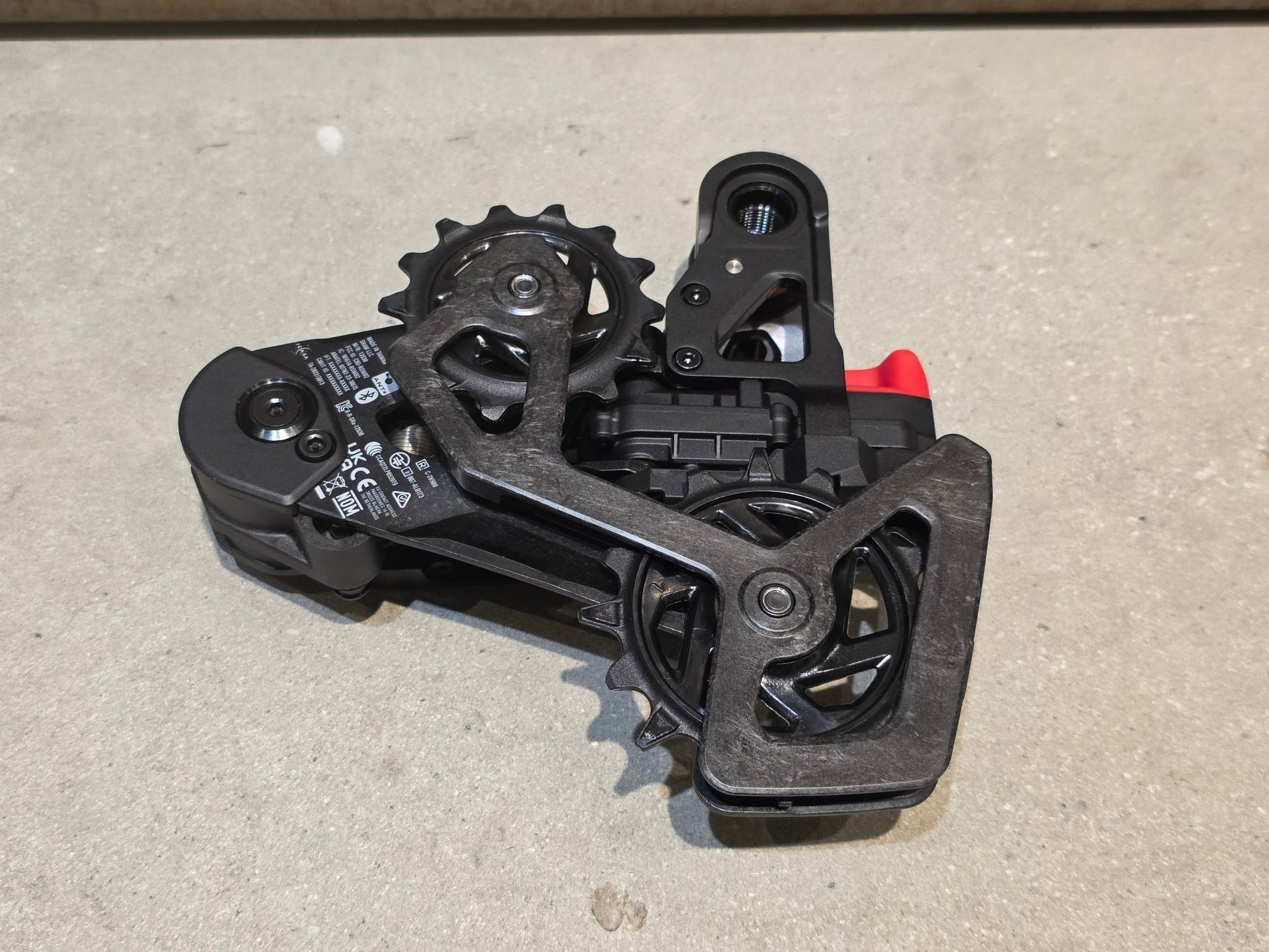 Schaltungsteile von Sram, SRAM RED ETAP AXS XPLR SCHALTWERK E1 13 FACH vor USEDBIKES - OB.DE Hintergrund