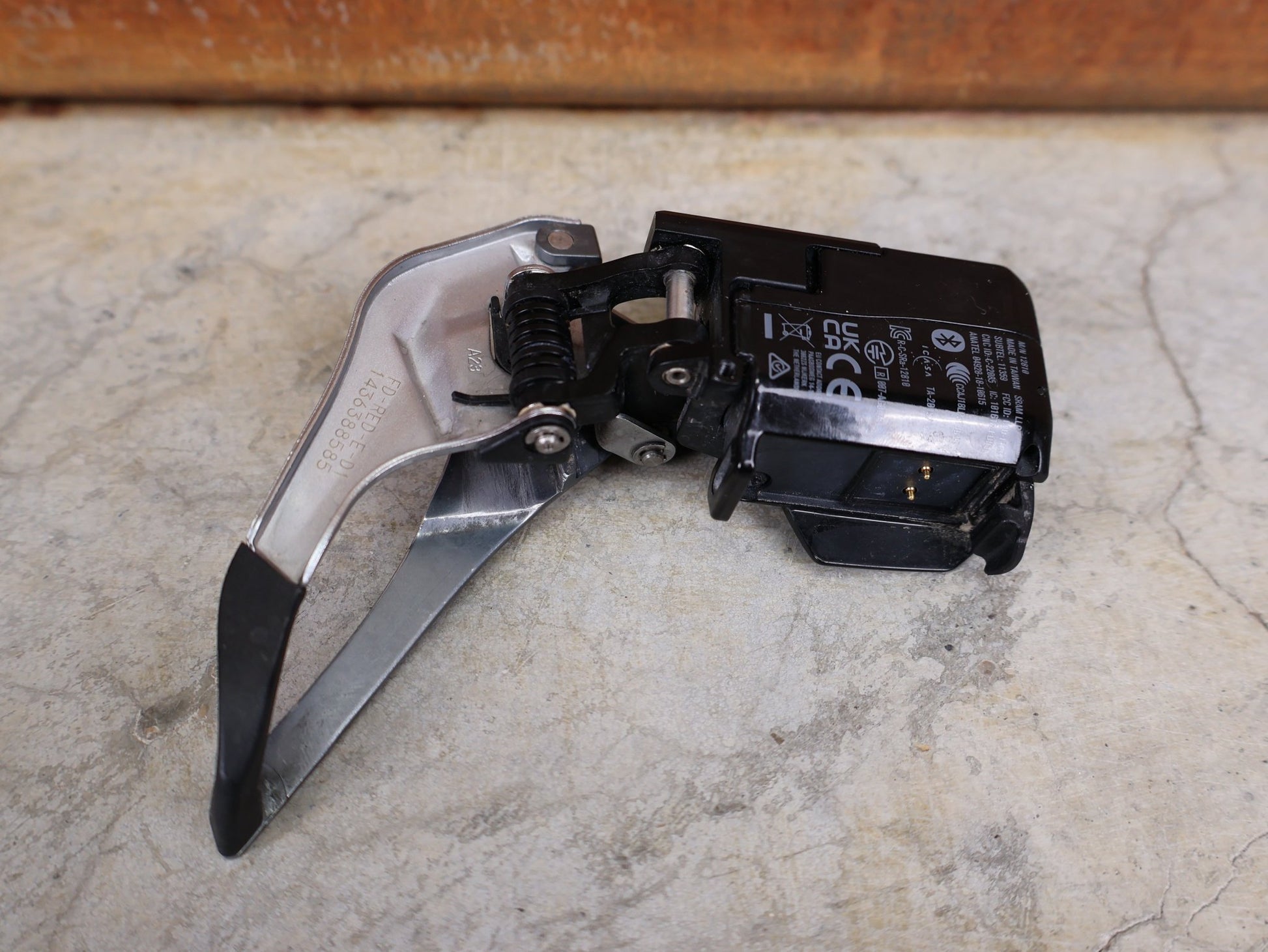 Schaltungsteile von Sram, SRAM RED ETAP D1 AXS UMWERFER 12 FACH ANLÖT vor USEDBIKES - OB.DE Hintergrund