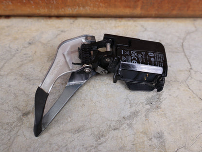 Schaltungsteile von Sram, SRAM RED ETAP D1 AXS UMWERFER 12 FACH ANLÖT vor USEDBIKES - OB.DE Hintergrund