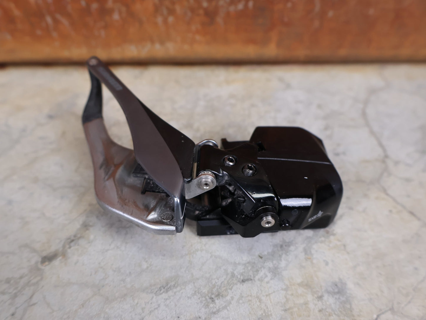 Schaltungsteile von Sram, SRAM RED ETAP D1 AXS UMWERFER 12 FACH ANLÖT vor USEDBIKES - OB.DE Hintergrund