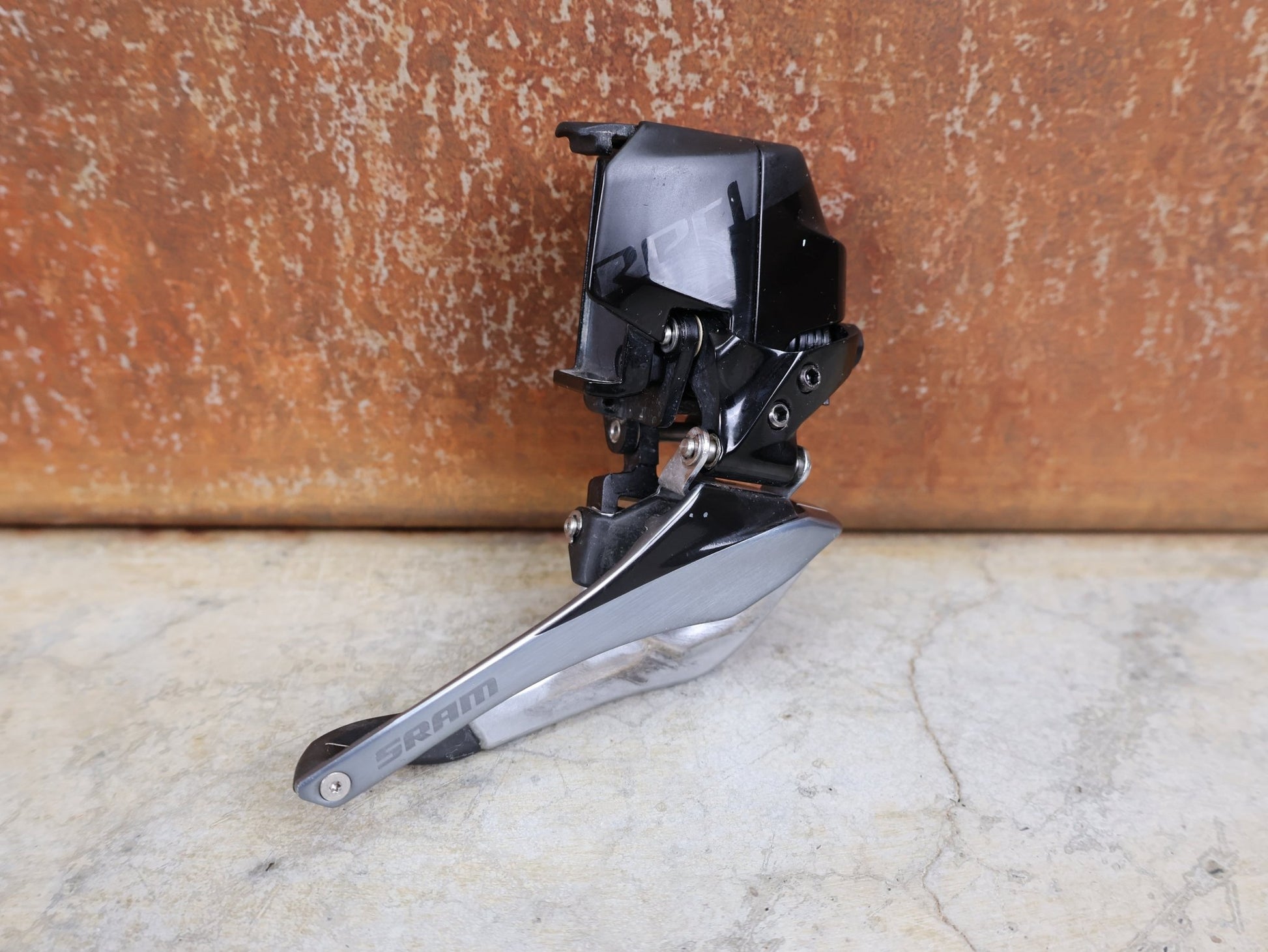 Schaltungsteile von Sram, SRAM RED ETAP D1 AXS UMWERFER 12 FACH ANLÖT vor USEDBIKES - OB.DE Hintergrund