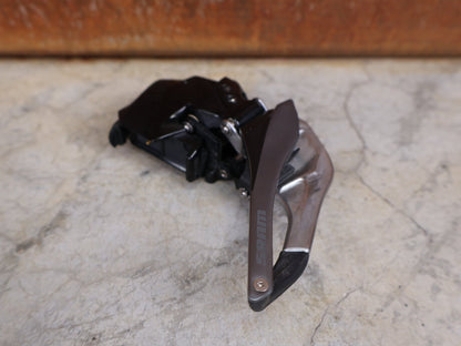 Schaltungsteile von Sram, SRAM RED ETAP D1 AXS UMWERFER 12 FACH ANLÖT vor USEDBIKES - OB.DE Hintergrund