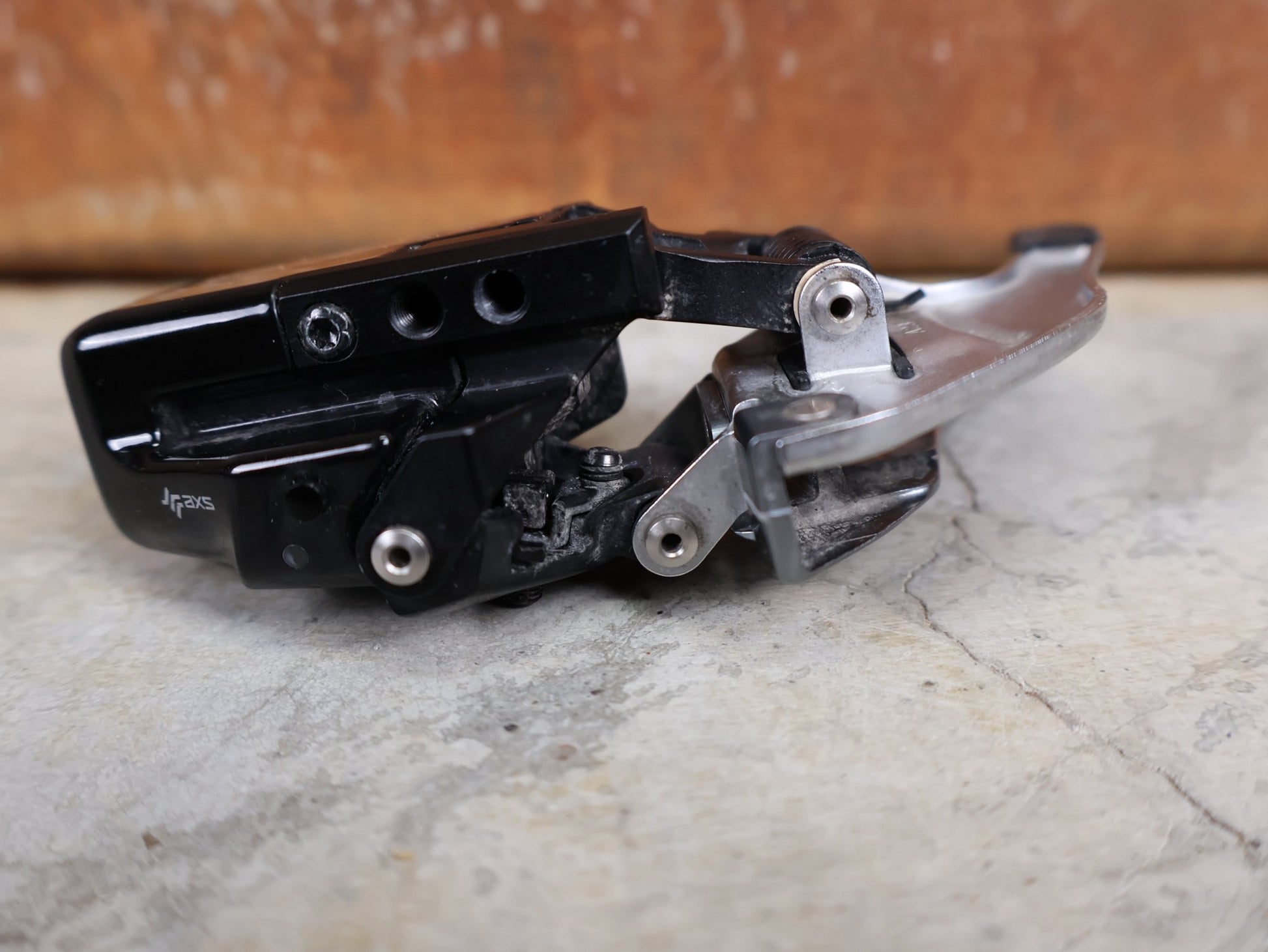 Schaltungsteile von Sram, SRAM RED ETAP D1 AXS UMWERFER 12 FACH ANLÖT vor USEDBIKES - OB.DE Hintergrund