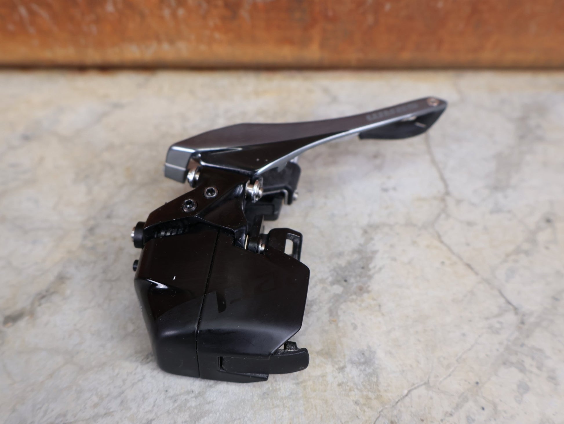 Schaltungsteile von Sram, SRAM RED ETAP D1 AXS UMWERFER 12 FACH ANLÖT vor USEDBIKES - OB.DE Hintergrund