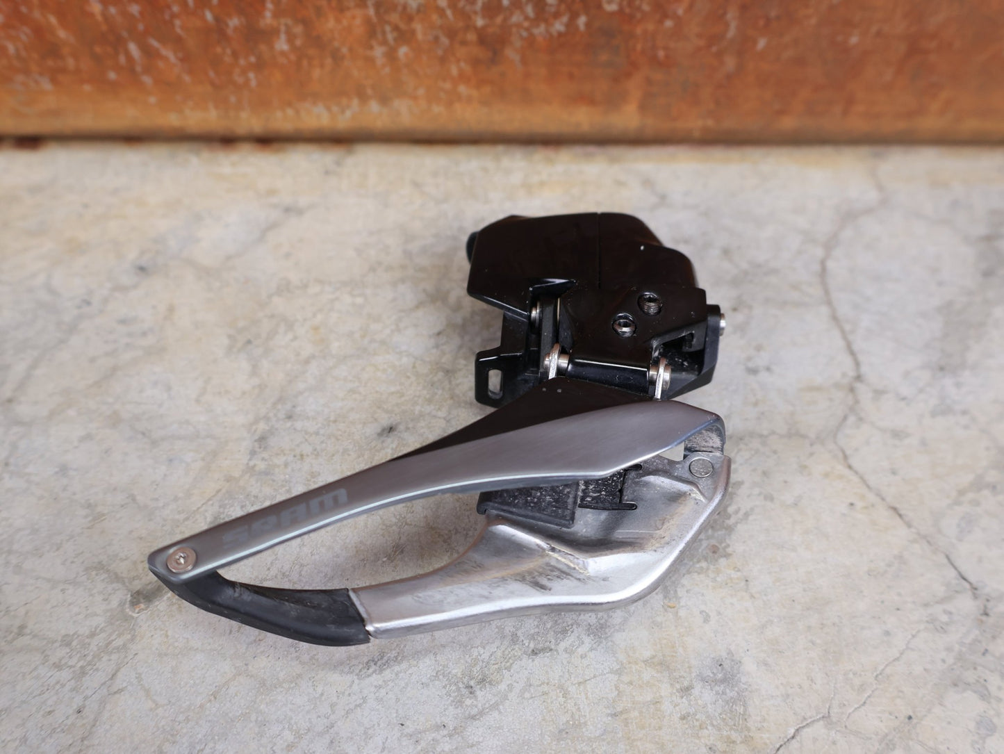 Schaltungsteile von Sram, SRAM RED ETAP D1 AXS UMWERFER 12 FACH ANLÖT vor USEDBIKES - OB.DE Hintergrund